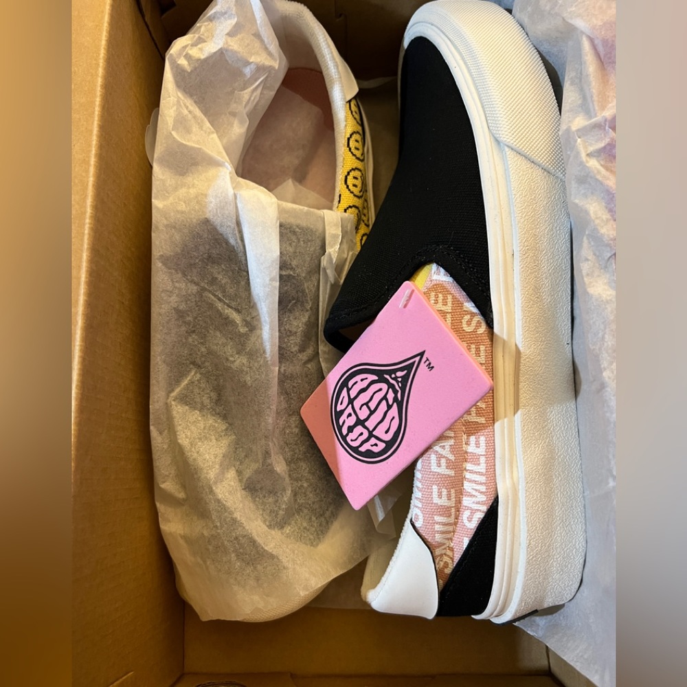 Straye Ventura, fake smile, sneakers, Unisex size 9 1/2 men’s or size 11 women’s